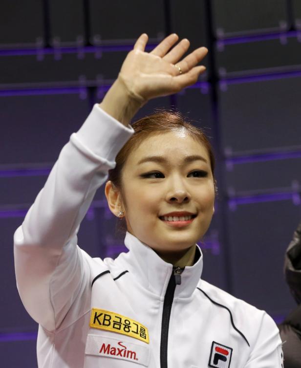 Die Eiskunstläuferin Yuna Kim winkt in die Kamera.
