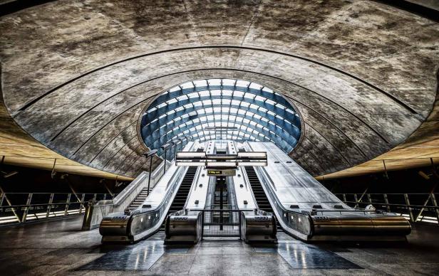Die Rolltreppen in der U-Bahn-Station Canary Wharf in London.