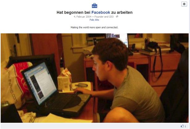 Mark Zuckerberg sitzt an einem Schreibtisch und arbeitet an einem Laptop.