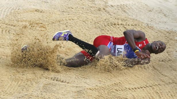 Ein Weitspringer landet in der Sandgrube.