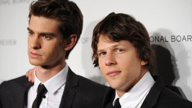 Andrew Garfield und Jesse Eisenberg posieren auf einem Event.