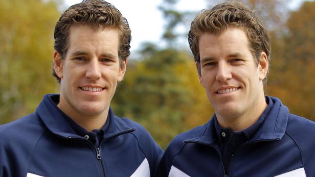 Ein Porträt der lächelnden Zwillinge Tyler und Cameron Winklevoss.