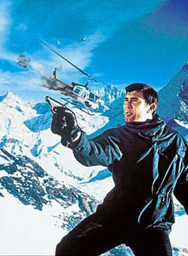 Ein Mann zielt mit einer Pistole auf einen Hubschrauber in den Bergen.