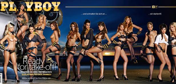 Ein Playboy-Cover mit 13 Playmates in Dessous vor einem Flugzeug, bereit zum Abheben.