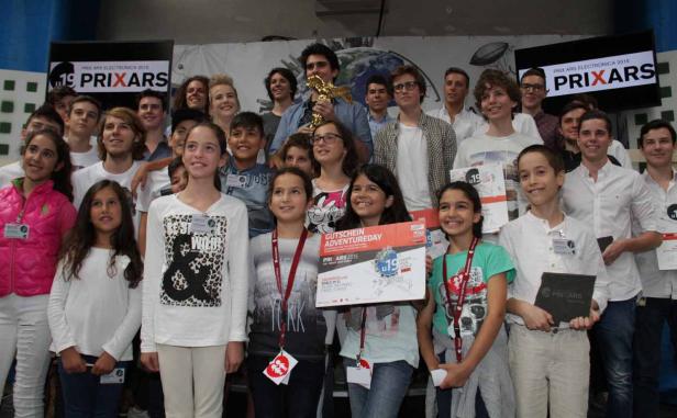 Eine Gruppe von Kindern und Jugendlichen posiert mit Preisen des Prix Ars Electronica 2015.