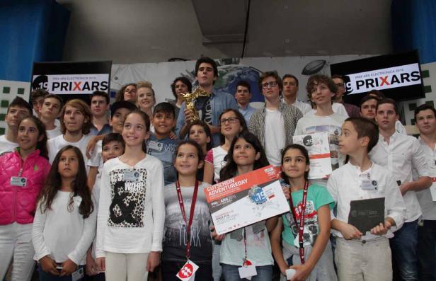 Eine Gruppe von Jugendlichen posiert für ein Foto beim „Prix Ars Electronica 2015“.