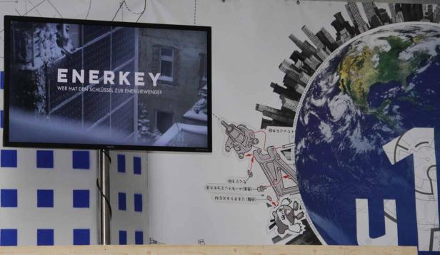 Ein Bildschirm zeigt das Logo von Enerkey und die Frage: Wer hat den Schlüssel zur Energiewende?.