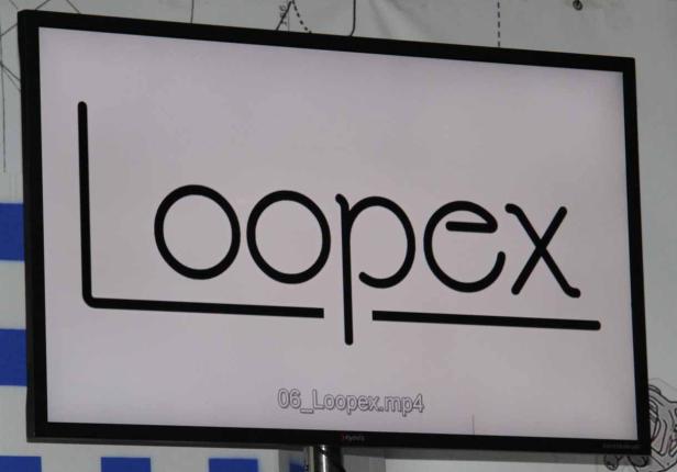 Ein Bildschirm zeigt das stilisierte Logo von „Loopex“.
