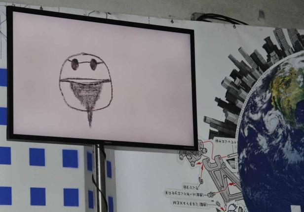 Auf einem Bildschirm ist eine grobe Zeichnung eines Gesichtes mit Brille und Bart zu sehen.