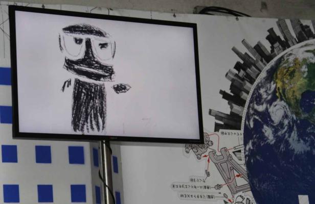 Ein Bildschirm zeigt eine grobe Zeichnung einer Figur mit Brille.