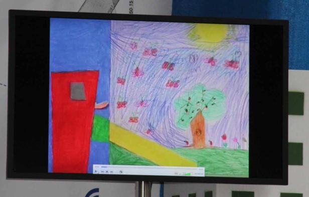 Ein Kinderbild mit einem Haus, einem Baum und vielen Schmetterlingen.