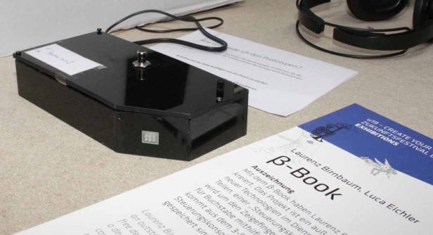 Ein schwarzer Prototyp des „B-Book“ von Laurenz Birnbaum und Luca Eichler, ausgestellt auf dem U19-Zukunftsfestival.