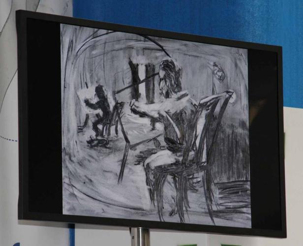 Eine Bleistiftzeichnung zeigt eine Person, die eine andere Person porträtiert.