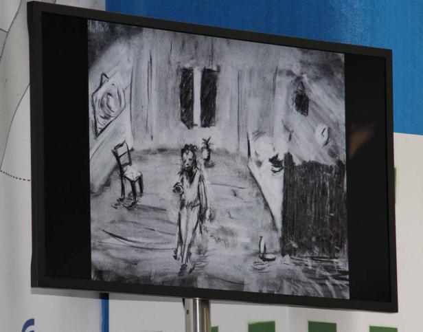 Ein Kohlezeichnung auf einem Bildschirm zeigt eine Person in einem Raum mit Stuhl und Fenster.