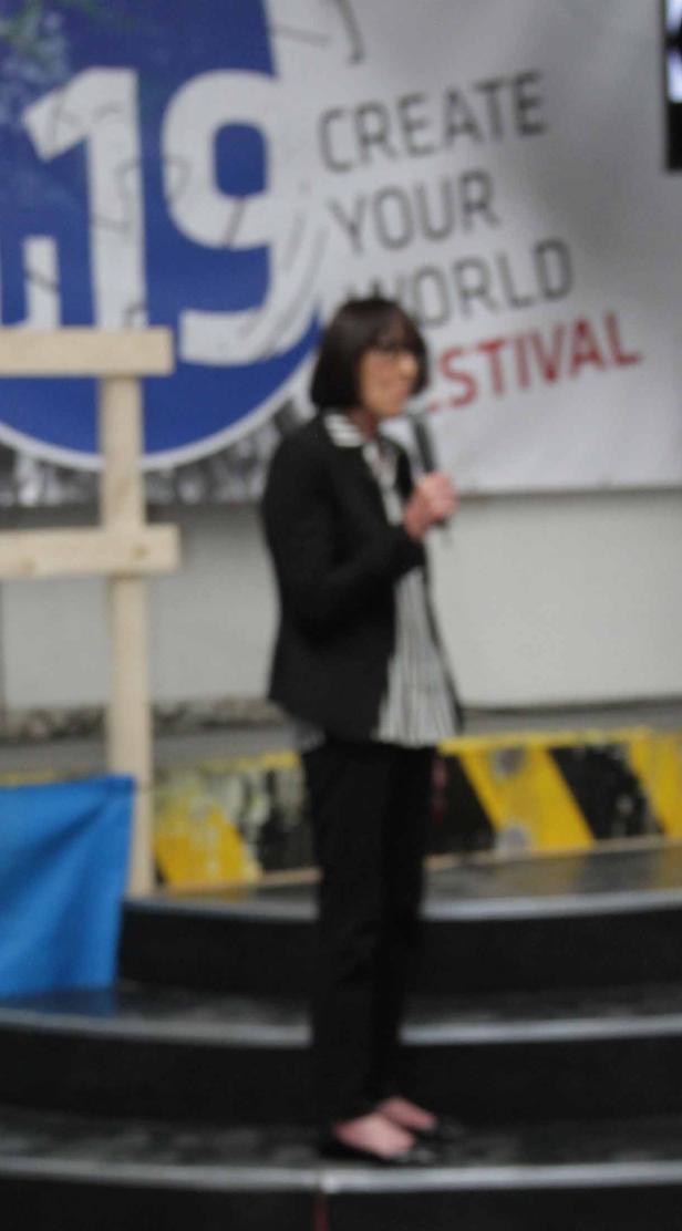 Eine Frau spricht auf einer Bühne während des „Create Your World“ Festivals.