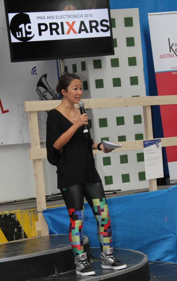 Eine Frau spricht bei der Prix Ars Electronica 2015 in ein Mikrofon.