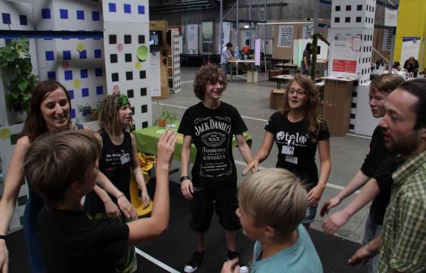 Eine Gruppe von Menschen steht im Kreis und scheint zu interagieren.