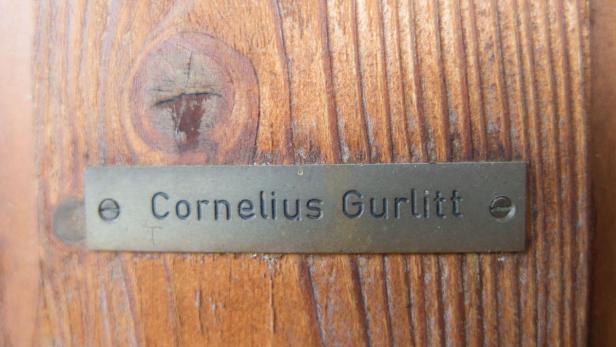 Ein Namensschild mit der Aufschrift „Cornelius Gurlitt“ auf einer Holztür.