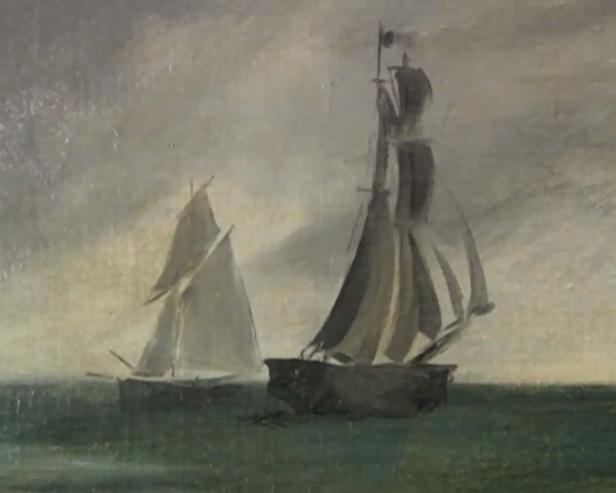 Zwei Segelboote auf dem Meer unter einem bewölkten Himmel.