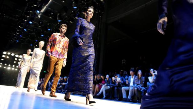 Atil Kutoglu macht in Paris Mode