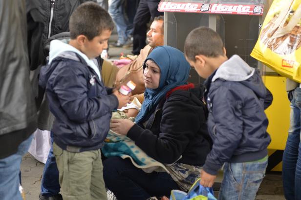 Tausende Flüchtlinge in Nickelsdorf angekommen