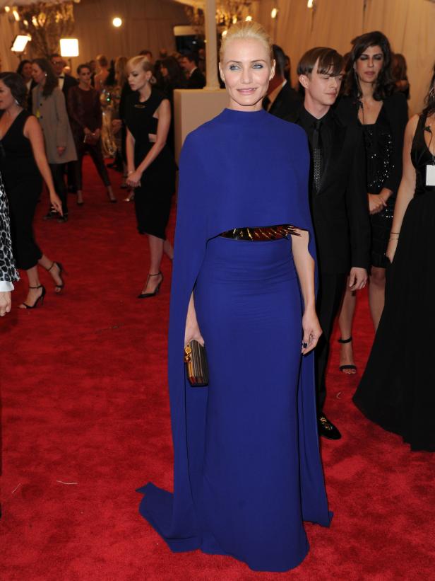 Cameron Diaz in einem blauen Kleid auf einem roten Teppich.