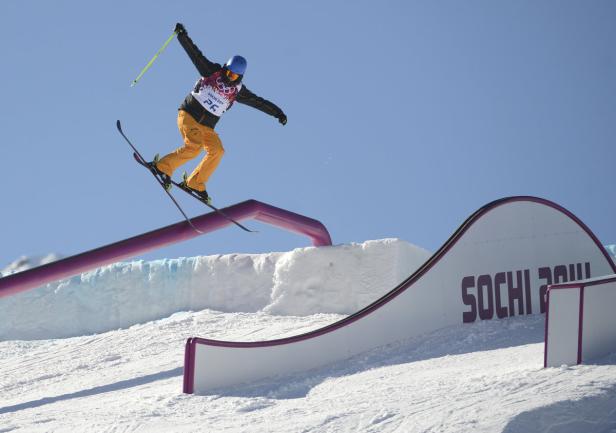 Ein Skifahrer springt über eine Rampe im Snowpark von Sotschi.