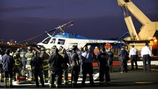 Helikopter in East River gestürzt