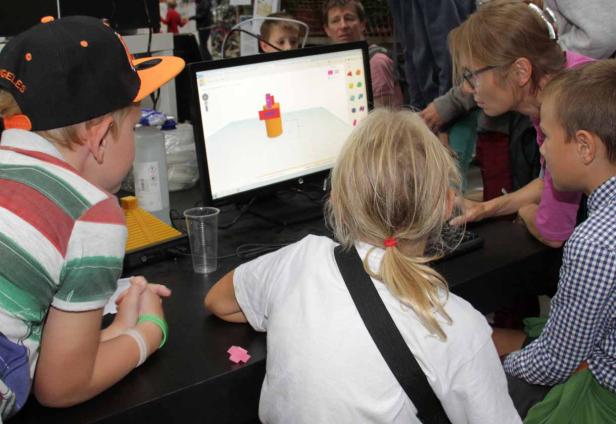 Kinder arbeiten an einem Computer mit einer 3D-Modellierungssoftware.