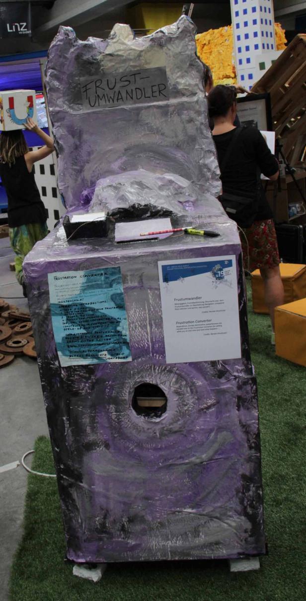 Ein „Frust-Umwandler“, eine Installation aus verschiedenen Materialien, steht in einem Raum.