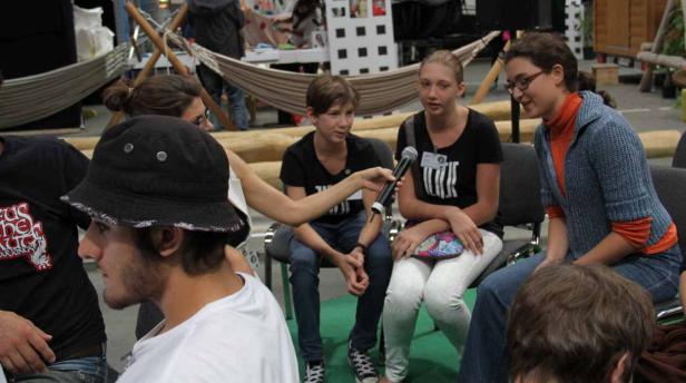 Eine Gruppe von Menschen sitzt und wird interviewt.