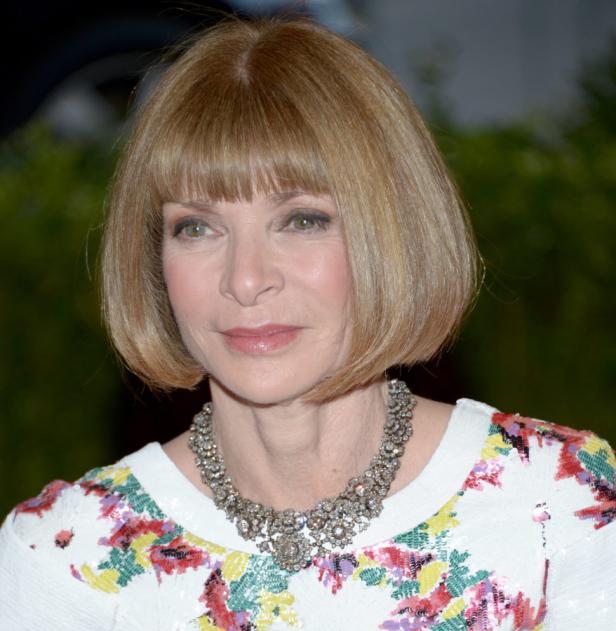 Ein Porträt von Anna Wintour mit Bob-Frisur und auffälliger Halskette.