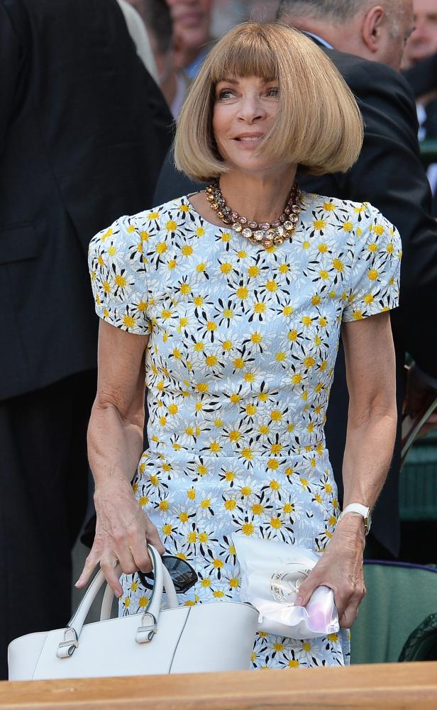 Anna Wintour in einem geblümten Kleid und einer Halskette.