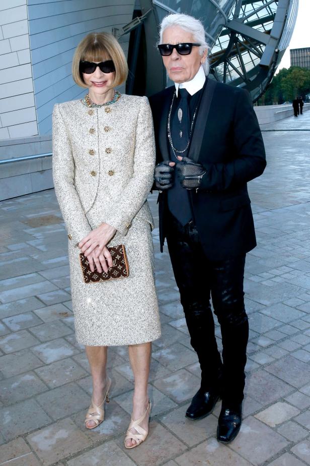 Anna Wintour und Karl Lagerfeld posieren zusammen vor einem Gebäude.