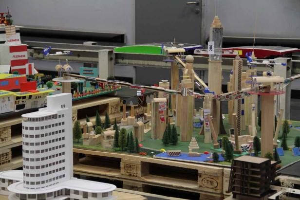 Ein Modell einer Stadtlandschaft, gebaut aus Holz, Pappe und anderen Materialien.