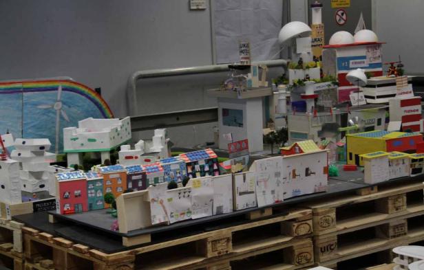 Ein Modell einer Stadt mit verschiedenen Gebäuden, darunter ein Hotel, eine Feuerwache und eine Polizeistation.