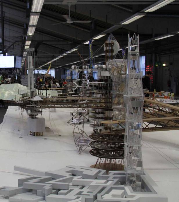 Ein komplexes Architekturmodell in einem großen Raum mit hohen Decken.