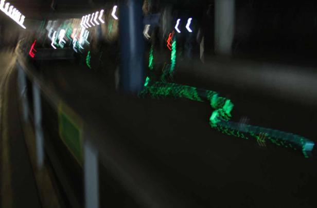 Verwischte Lichter einer nächtlichen Autobahnbrücke.