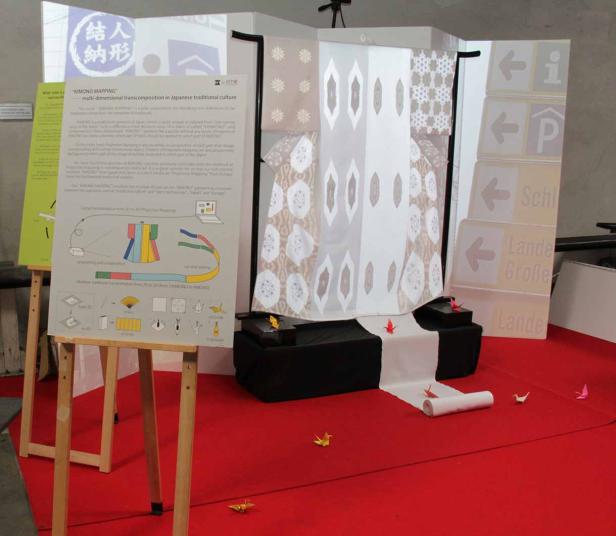 Eine Ausstellung über „Kimono Mapping“ mit traditionellen japanischen Mustern und Origami-Kranichen.
