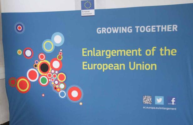 Ein Banner der Europäischen Kommission zum Thema Erweiterung der Europäischen Union.