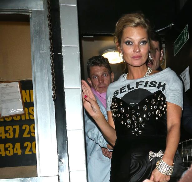 Kate Moss verlässt ein Gebäude in einem Kleid mit der Aufschrift „Selfish“.