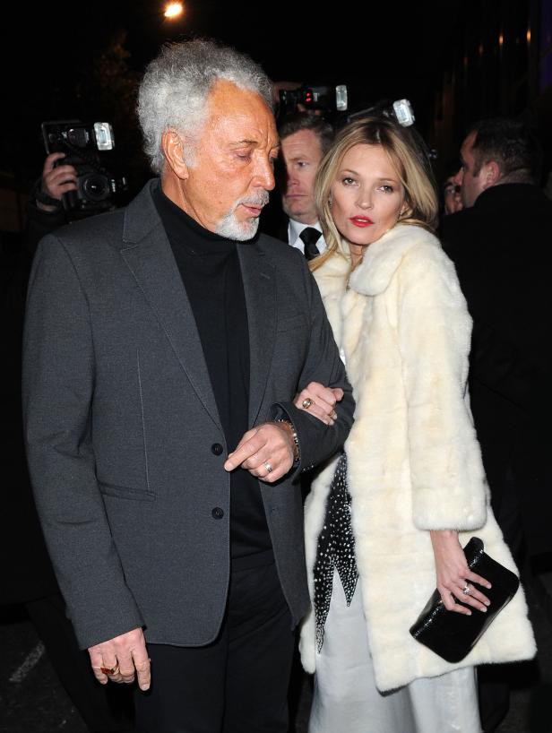Tom Jones und Kate Moss besuchen gemeinsam eine Veranstaltung.