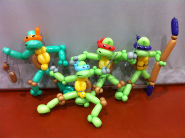 Vier Figuren der Teenage Mutant Ninja Turtles, geformt aus Ballons.