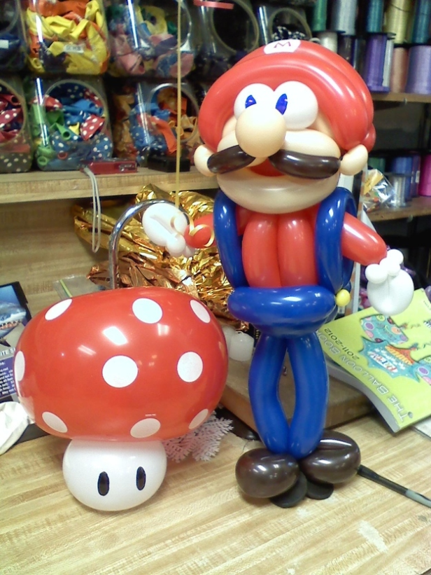 Eine Ballonfigur von Mario und einem Pilz aus dem Super Mario-Spiel.