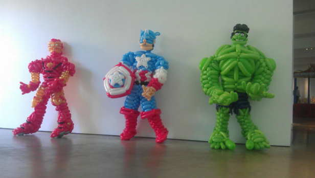 Figuren von Iron Man, Captain America und Hulk, geformt aus Luftballons.