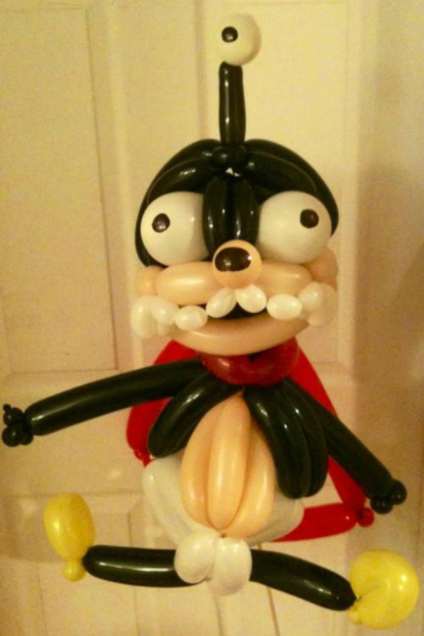 Eine Ballonfigur, die eine Comicfigur mit großen Augen und Schnurrbart darstellt.