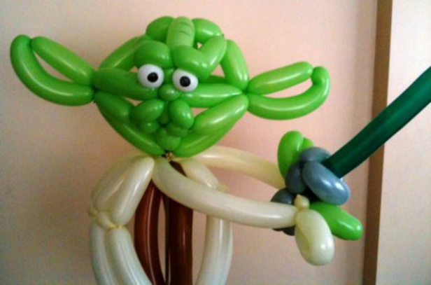 Ein Yoda-Ballon mit einem grünen Lichtschwert.