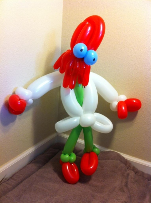 Eine Ballonfigur, die eine Comicfigur mit roten Tentakeln und großen blauen Augen darstellt.
