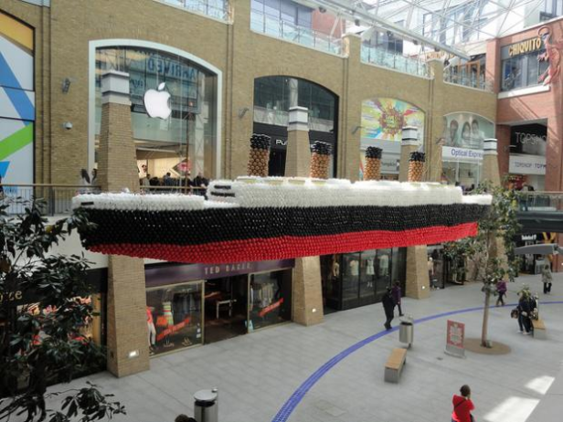 Ein Modell der Titanic aus Ballons hängt in einem Einkaufszentrum.