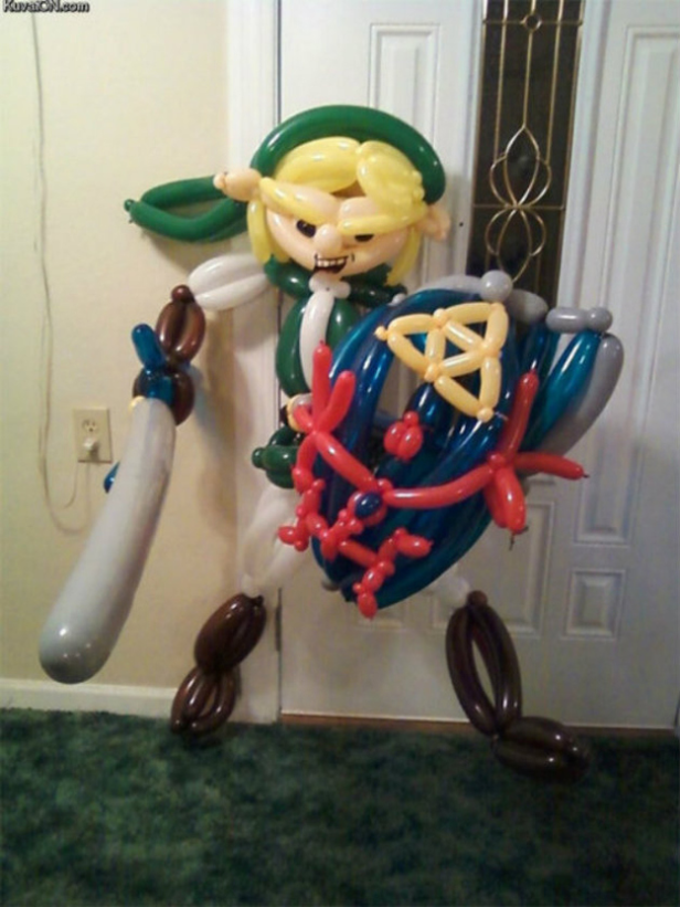 Eine Ballonfigur von Link aus der „The Legend of Zelda“-Reihe mit Schwert und Schild.